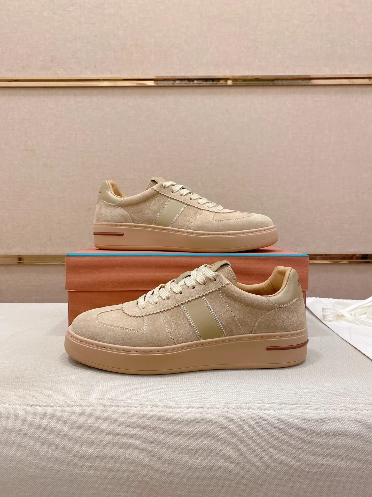 Men's shoes💰: 580💰🔥𝐥𝐨𝐫𝐨 𝐏𝐢𝐚𝐧𝐚 lp classic loafers, an Italian treasure brand, the only brand that can match Hermès! Only after wearing it do we realize that we can’t live up to our feet. The upper is made of imported first-layer cowhide with breathable fly-knit fabric, water-dyed cowhide foot pads, and the official original glass rubber outsole and pendant. Exclusive original packaging (tag ➕ brand paper ➕ outer box ➕ hand bag) code number: 38-44. Can be customized 45-46